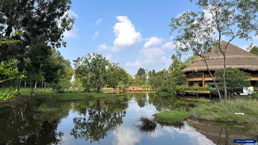 Alba Wellness Valley 園區的池塘、紅橋與茅草屋頂建築